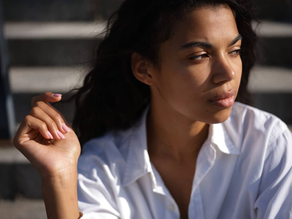  Femme 40 ans réfléchit comment changer de vie professionnelle
